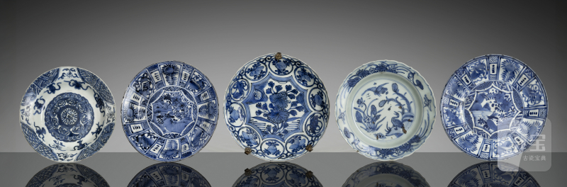 A group of five porcelain plates decorated in underglaze blue, partly Kraak ware - 图1